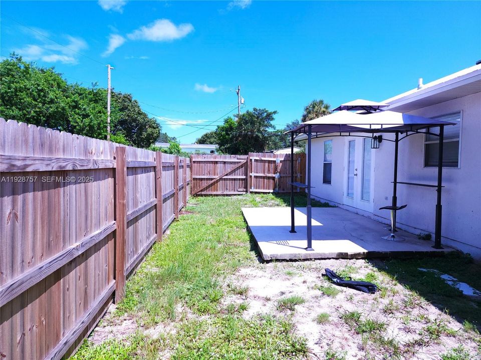 For Rent: $2,400 (3 beds, 2 baths, 1463 Square Feet)