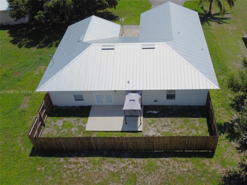 For Rent: $2,400 (3 beds, 2 baths, 1463 Square Feet)