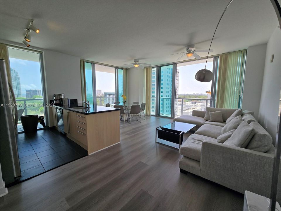 待售: $680,000 (2 贝兹, 2 浴室, 1099 平方英尺)