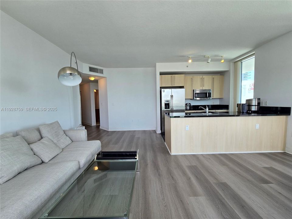 待售: $680,000 (2 贝兹, 2 浴室, 1099 平方英尺)