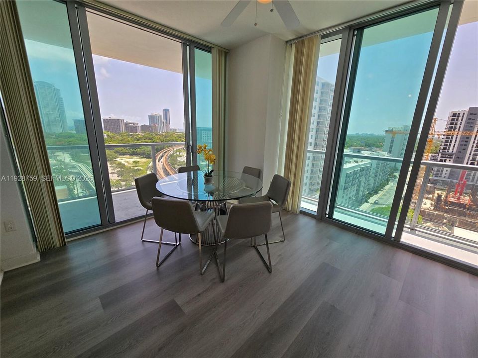 待售: $680,000 (2 贝兹, 2 浴室, 1099 平方英尺)