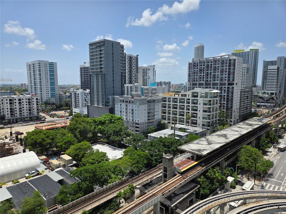 待售: $680,000 (2 贝兹, 2 浴室, 1099 平方英尺)