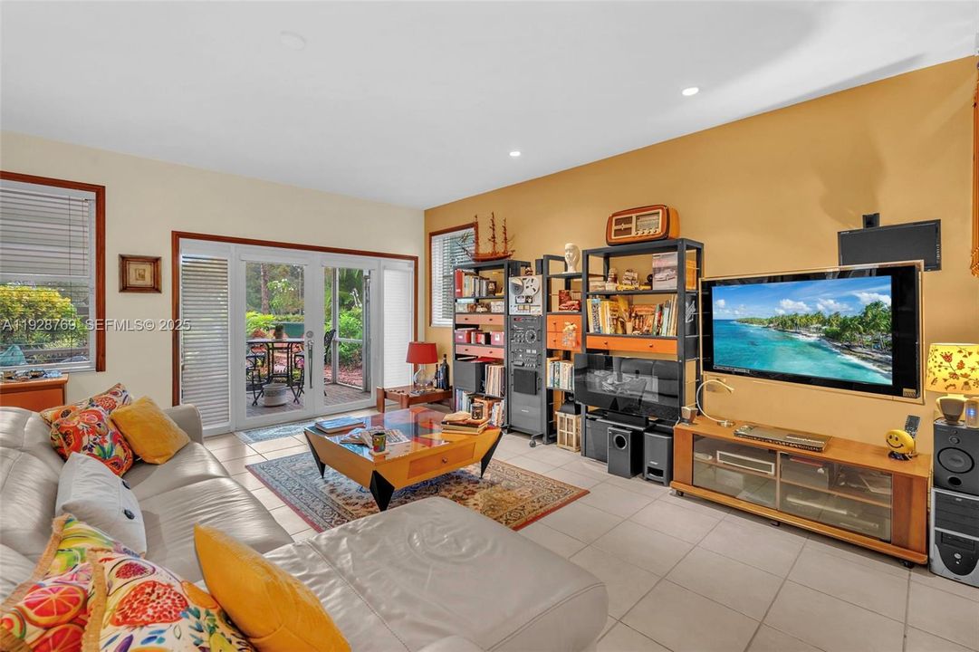 En Venta: $595,000 (3 camas, 2 baños, 2034 Pies cuadrados)