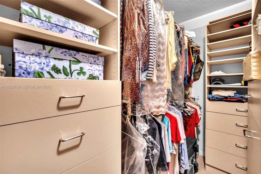 En Venta: $595,000 (3 camas, 2 baños, 2034 Pies cuadrados)