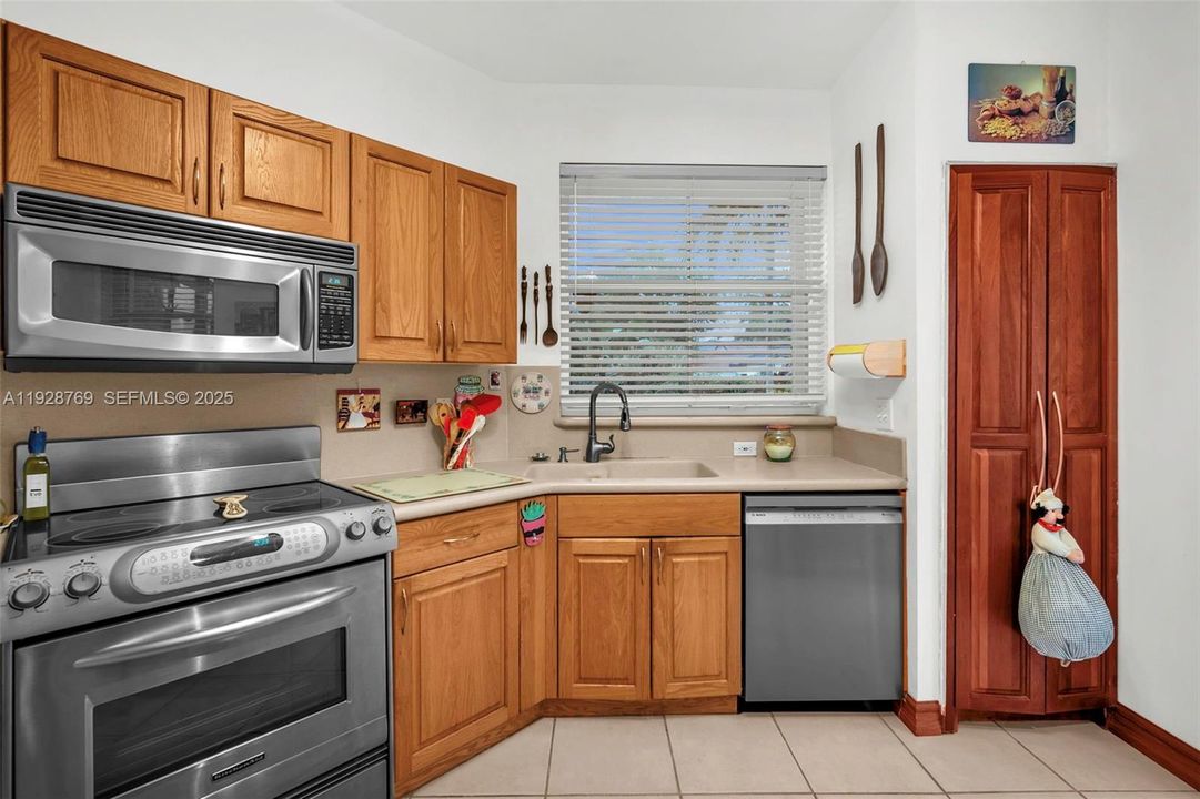 En Venta: $595,000 (3 camas, 2 baños, 2034 Pies cuadrados)