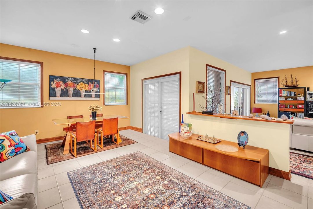 En Venta: $595,000 (3 camas, 2 baños, 2034 Pies cuadrados)