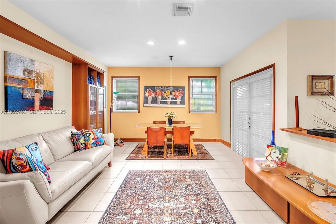 En Venta: $595,000 (3 camas, 2 baños, 2034 Pies cuadrados)