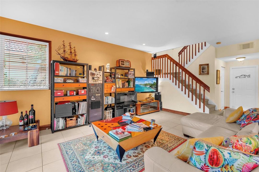 En Venta: $595,000 (3 camas, 2 baños, 2034 Pies cuadrados)