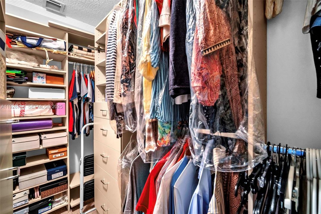 En Venta: $595,000 (3 camas, 2 baños, 2034 Pies cuadrados)