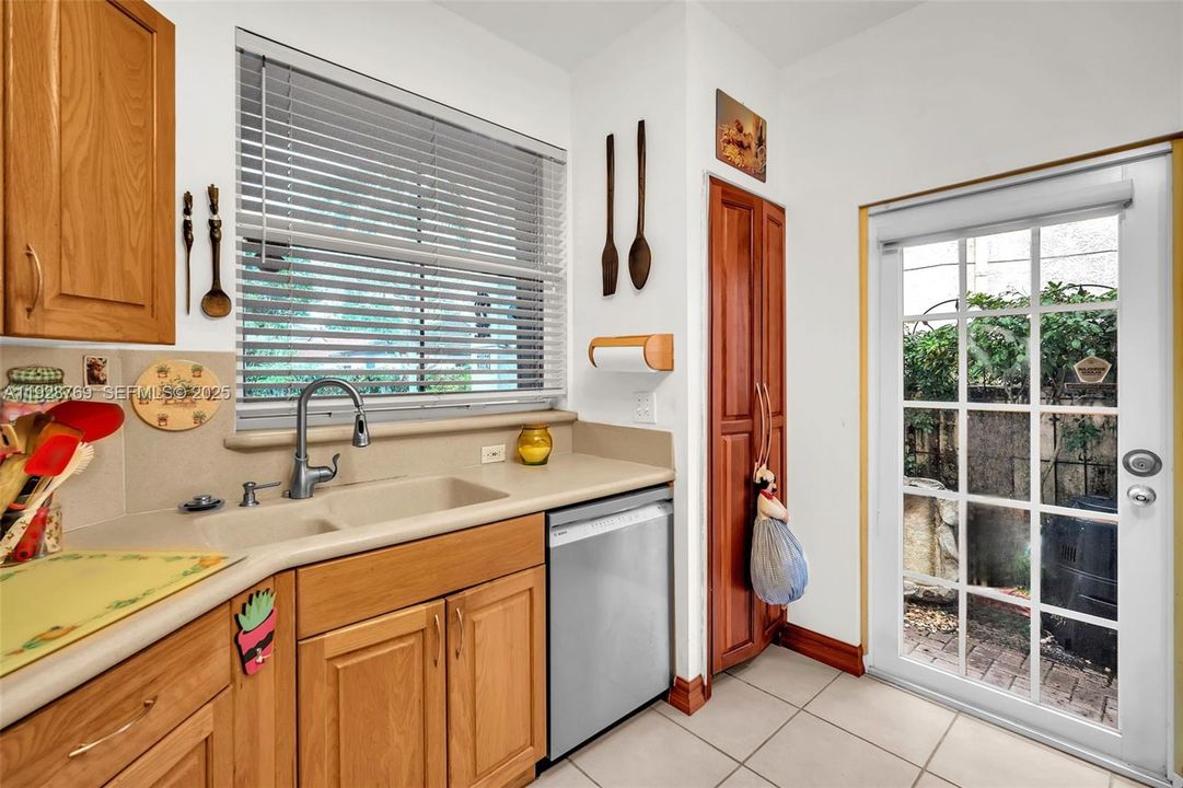 En Venta: $595,000 (3 camas, 2 baños, 2034 Pies cuadrados)