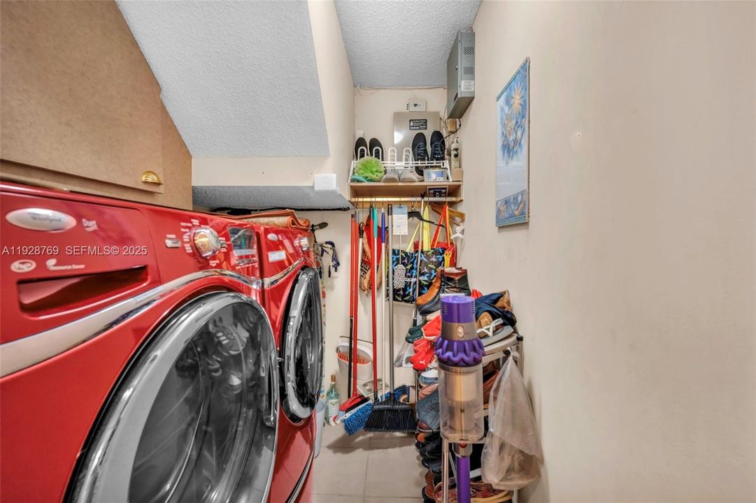 En Venta: $595,000 (3 camas, 2 baños, 2034 Pies cuadrados)