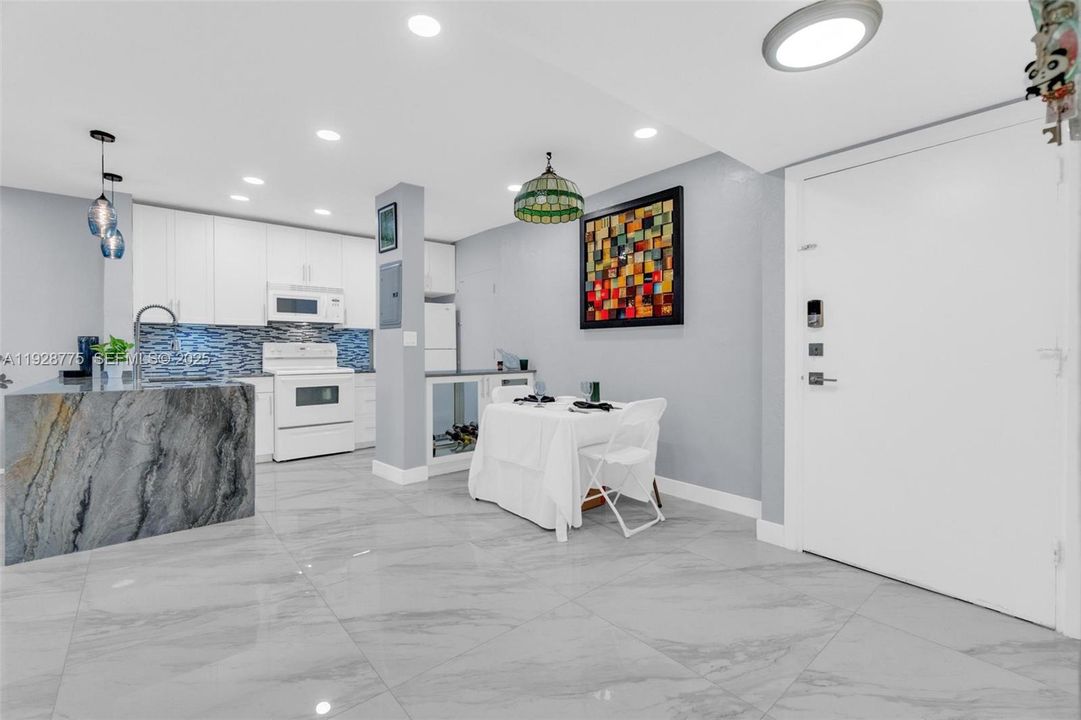 На продажу: $329,000 (2 спален, 2 ванн, 938 Квадратных фут)