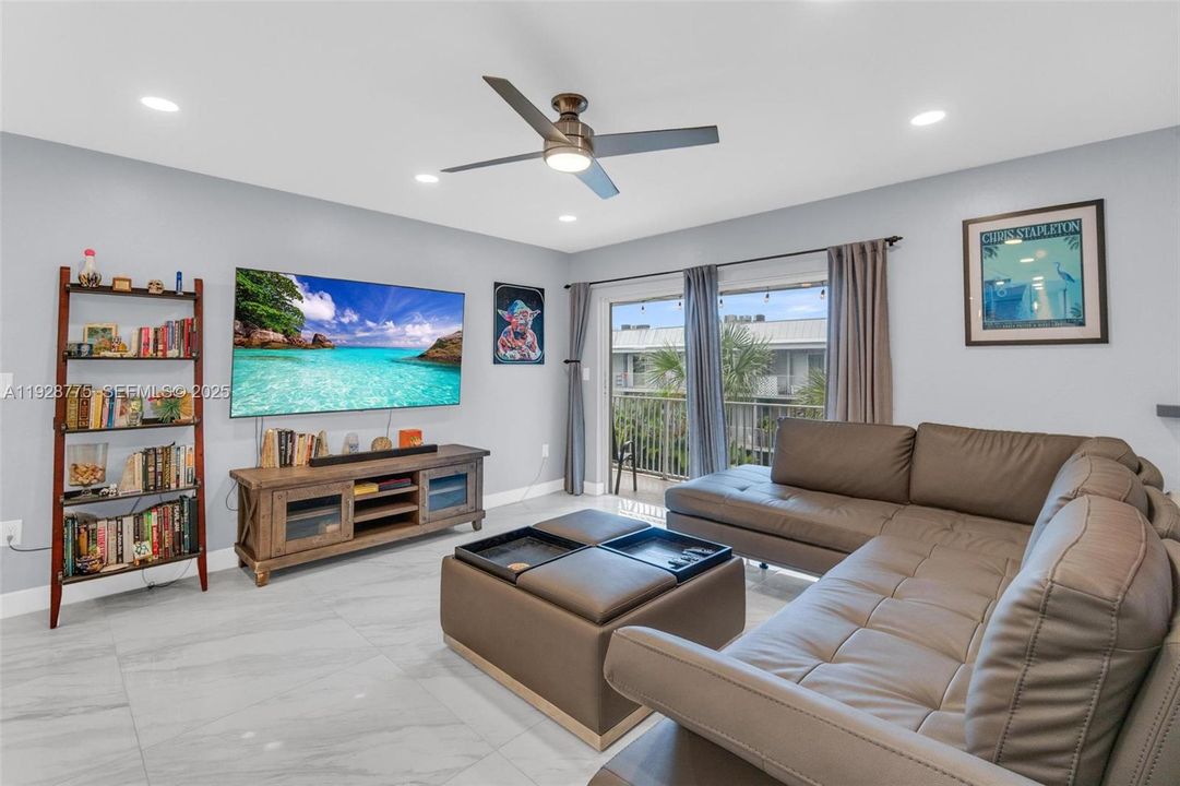 На продажу: $329,000 (2 спален, 2 ванн, 938 Квадратных фут)