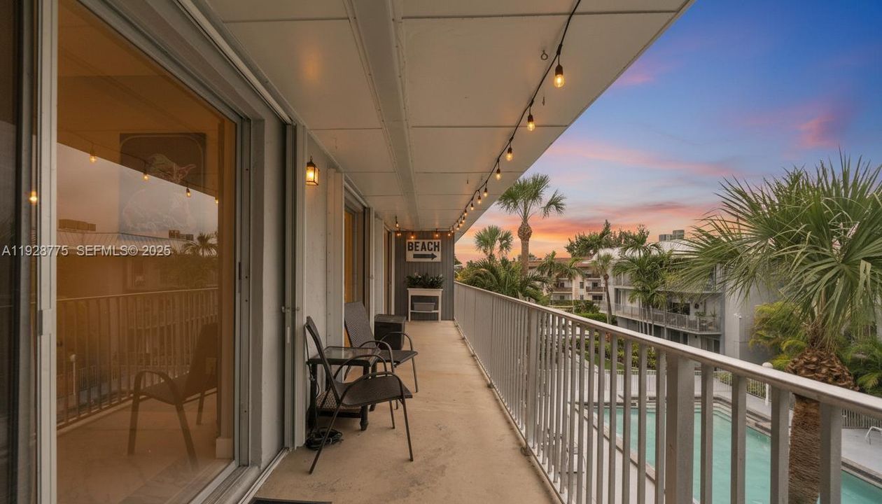 На продажу: $329,000 (2 спален, 2 ванн, 938 Квадратных фут)