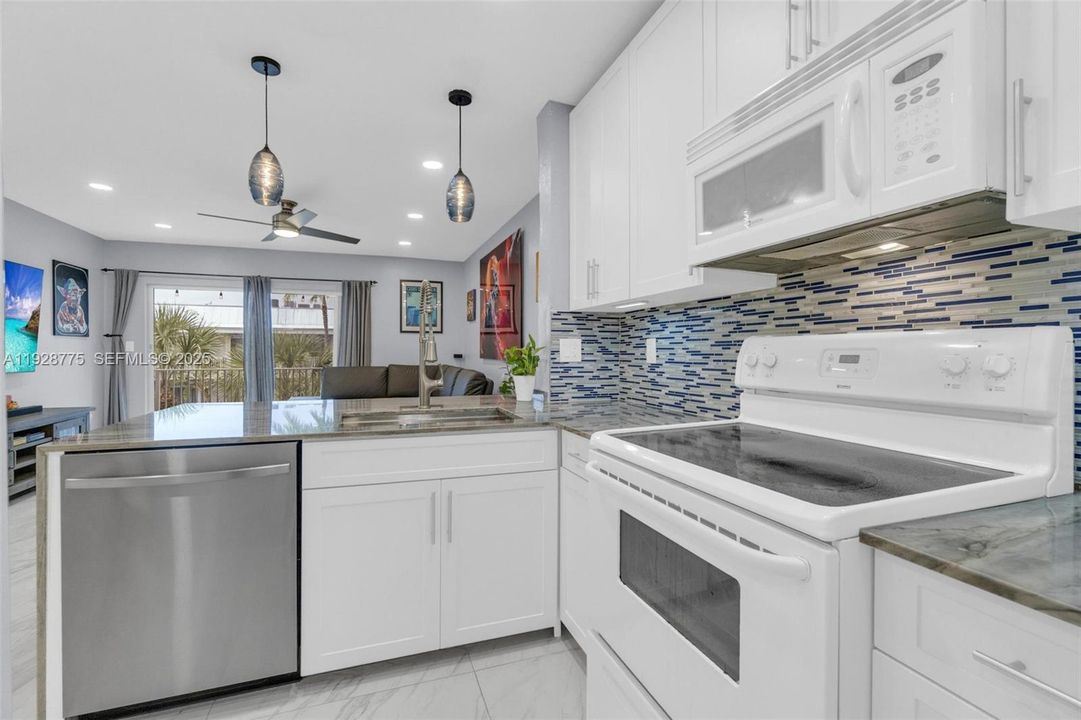 На продажу: $329,000 (2 спален, 2 ванн, 938 Квадратных фут)