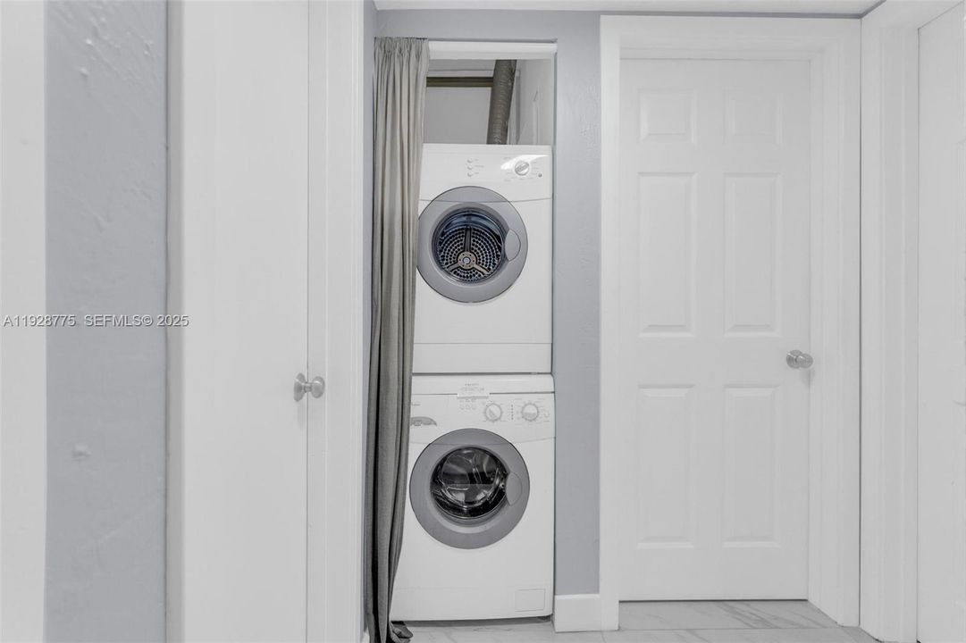 На продажу: $329,000 (2 спален, 2 ванн, 938 Квадратных фут)