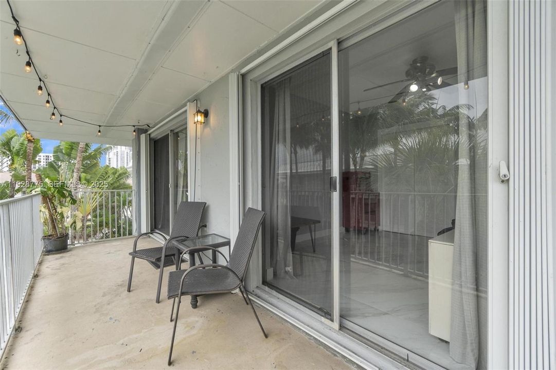 На продажу: $329,000 (2 спален, 2 ванн, 938 Квадратных фут)