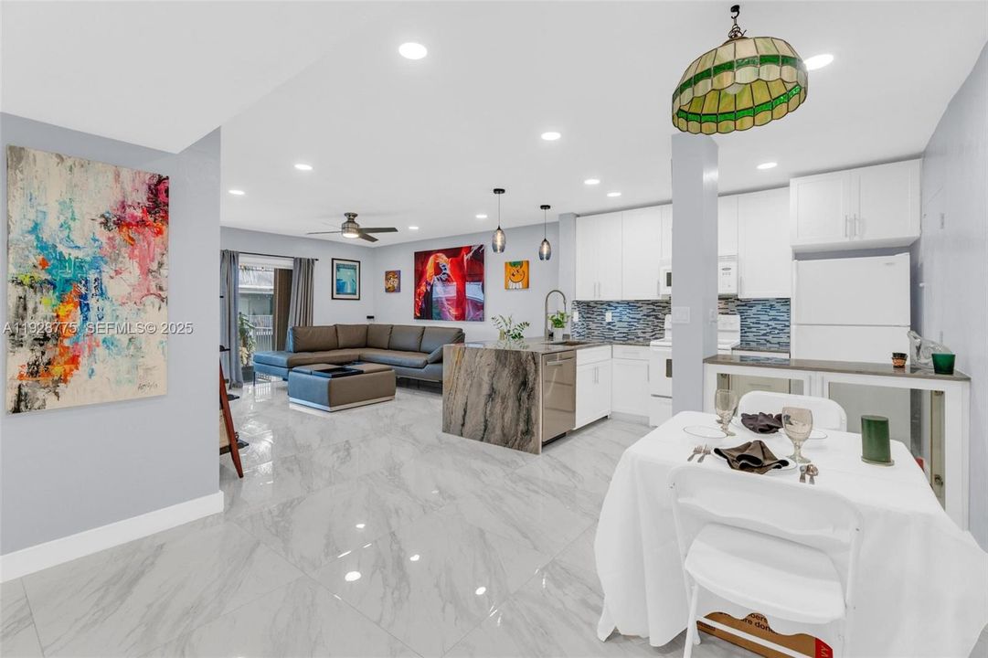 На продажу: $329,000 (2 спален, 2 ванн, 938 Квадратных фут)