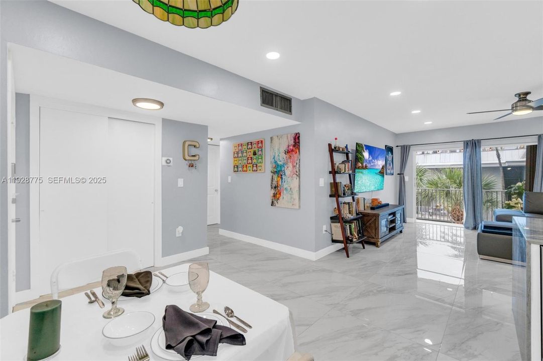 На продажу: $329,000 (2 спален, 2 ванн, 938 Квадратных фут)