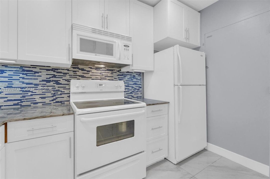 На продажу: $329,000 (2 спален, 2 ванн, 938 Квадратных фут)