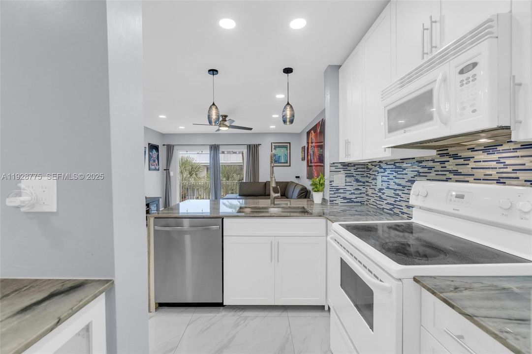 На продажу: $329,000 (2 спален, 2 ванн, 938 Квадратных фут)