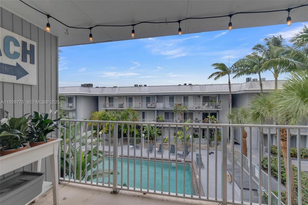 На продажу: $329,000 (2 спален, 2 ванн, 938 Квадратных фут)