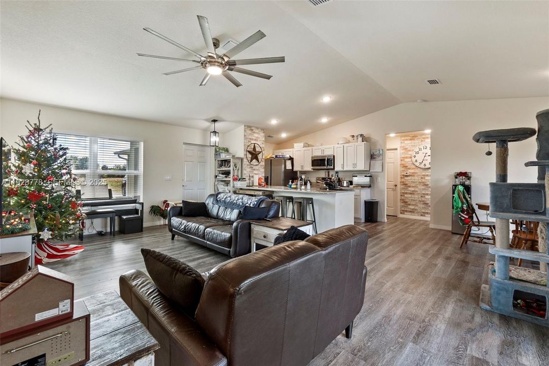 For Rent: $2,200 (3 beds, 2 baths, 0 Square Feet)