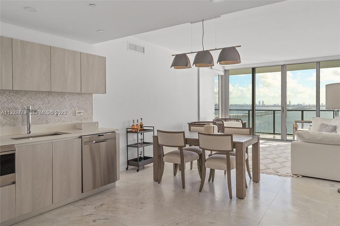 В аренду: $8,750 (3 спален, 3 ванн, 1526 Квадратных фут)