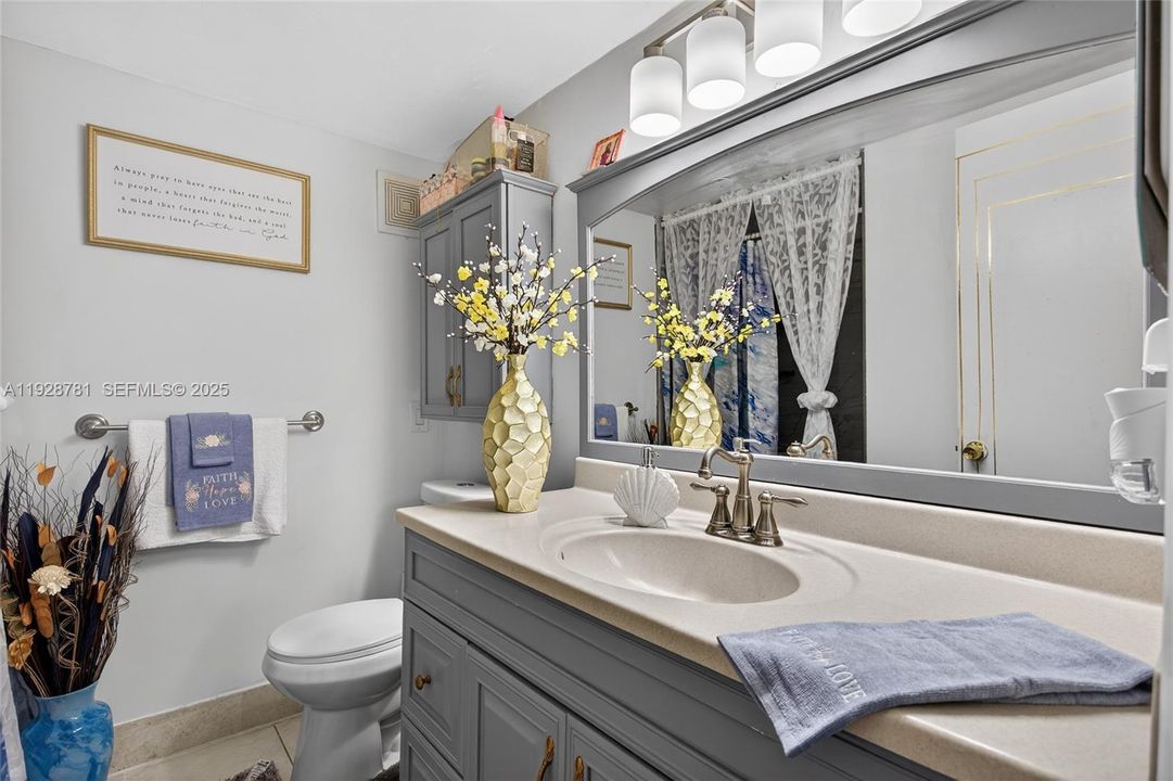 For Sale: $204,900 (2 beds, 2 baths, 995 Square Feet)