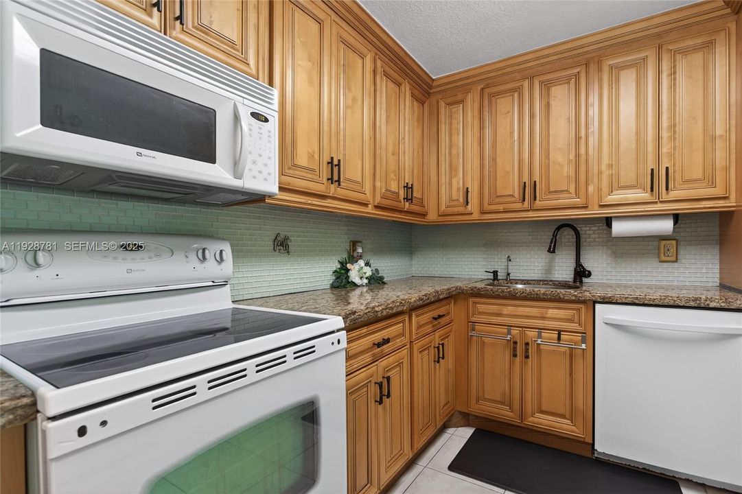For Sale: $204,900 (2 beds, 2 baths, 995 Square Feet)