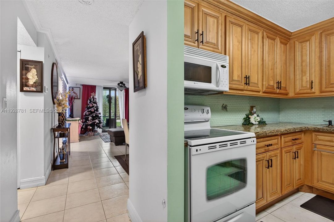 For Sale: $204,900 (2 beds, 2 baths, 995 Square Feet)