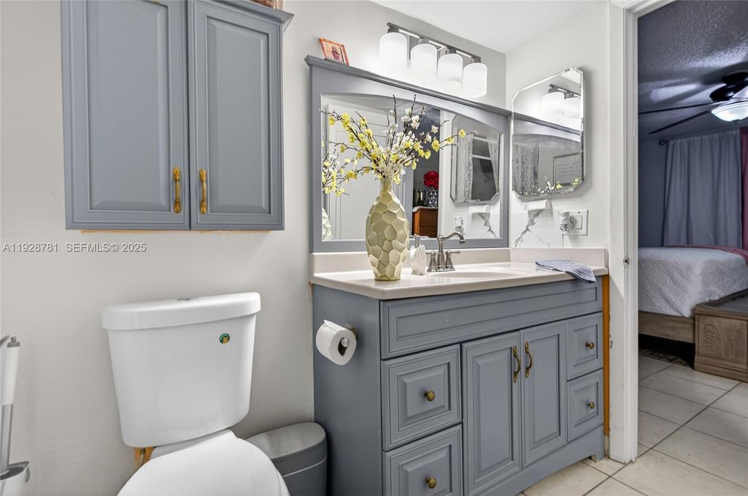 For Sale: $204,900 (2 beds, 2 baths, 995 Square Feet)