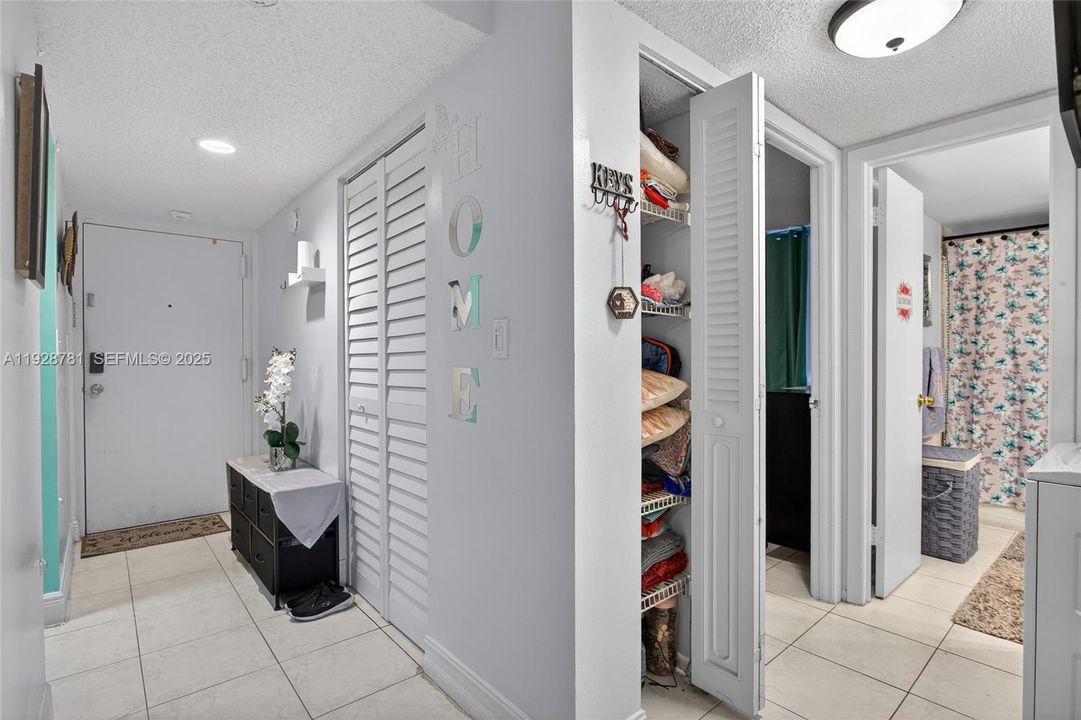 For Sale: $204,900 (2 beds, 2 baths, 995 Square Feet)