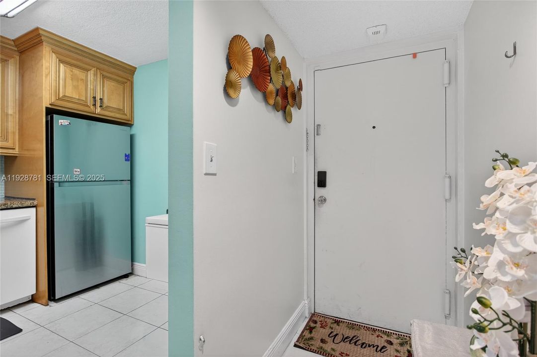 For Sale: $204,900 (2 beds, 2 baths, 995 Square Feet)