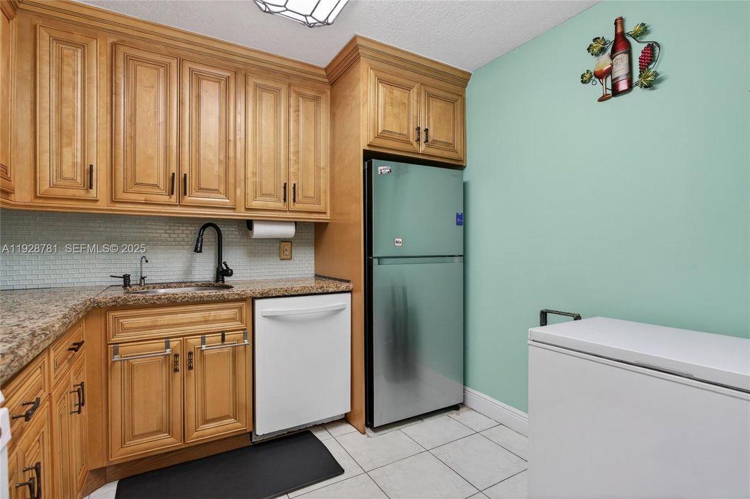 For Sale: $204,900 (2 beds, 2 baths, 995 Square Feet)