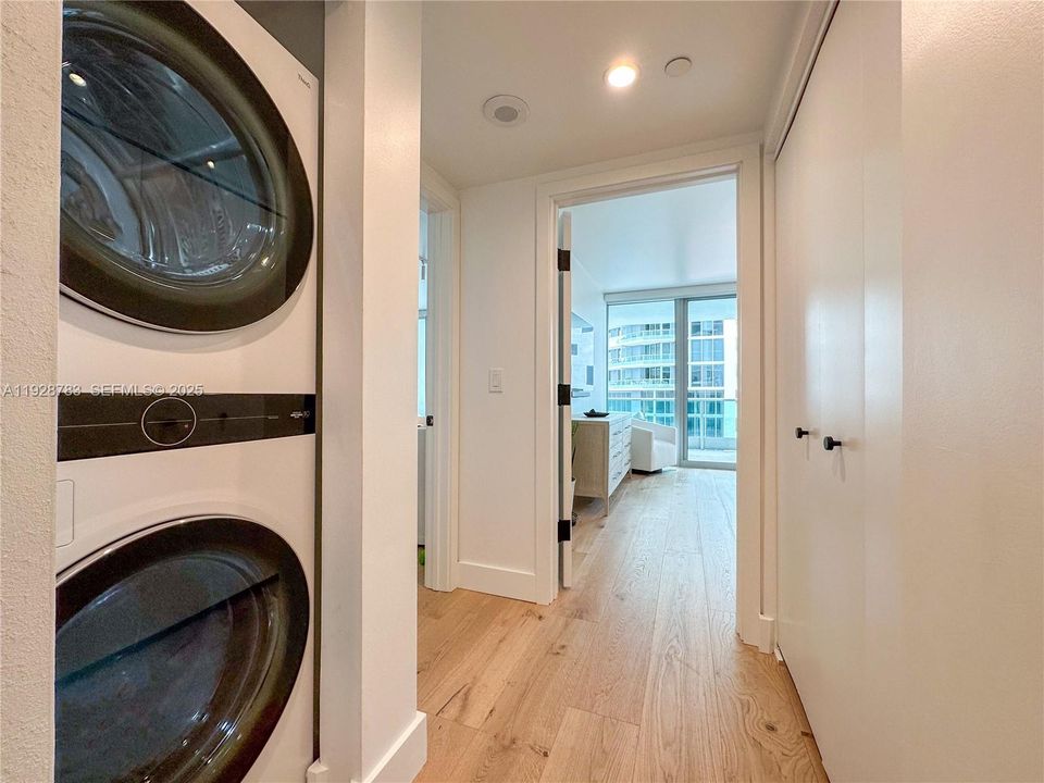 For Sale: $699,000 (1 beds, 1 baths, 895 Square Feet)