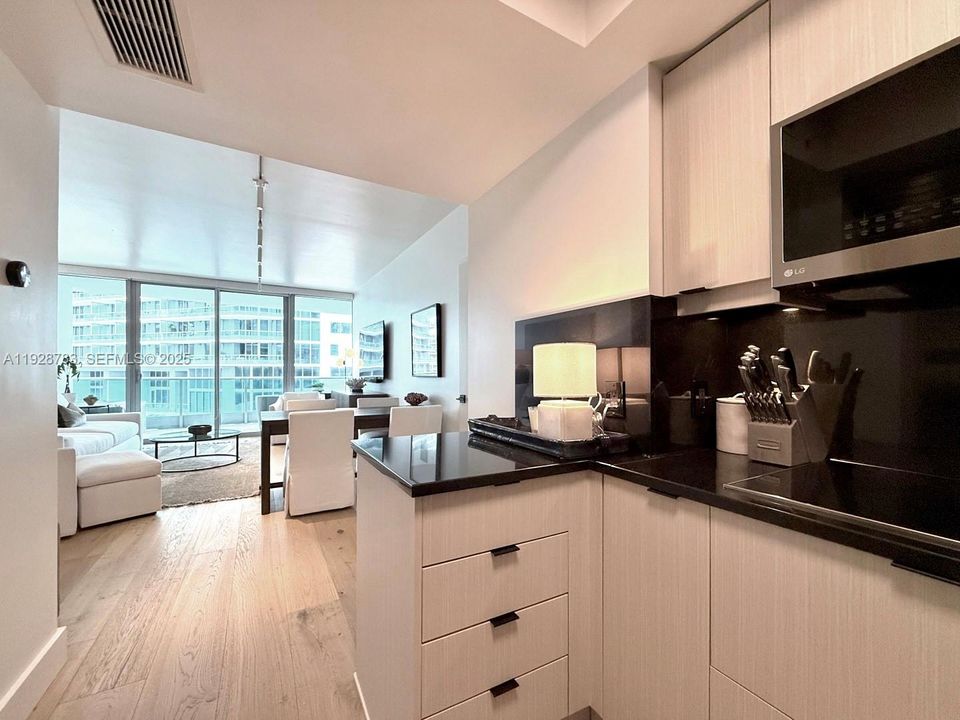 For Sale: $699,000 (1 beds, 1 baths, 895 Square Feet)
