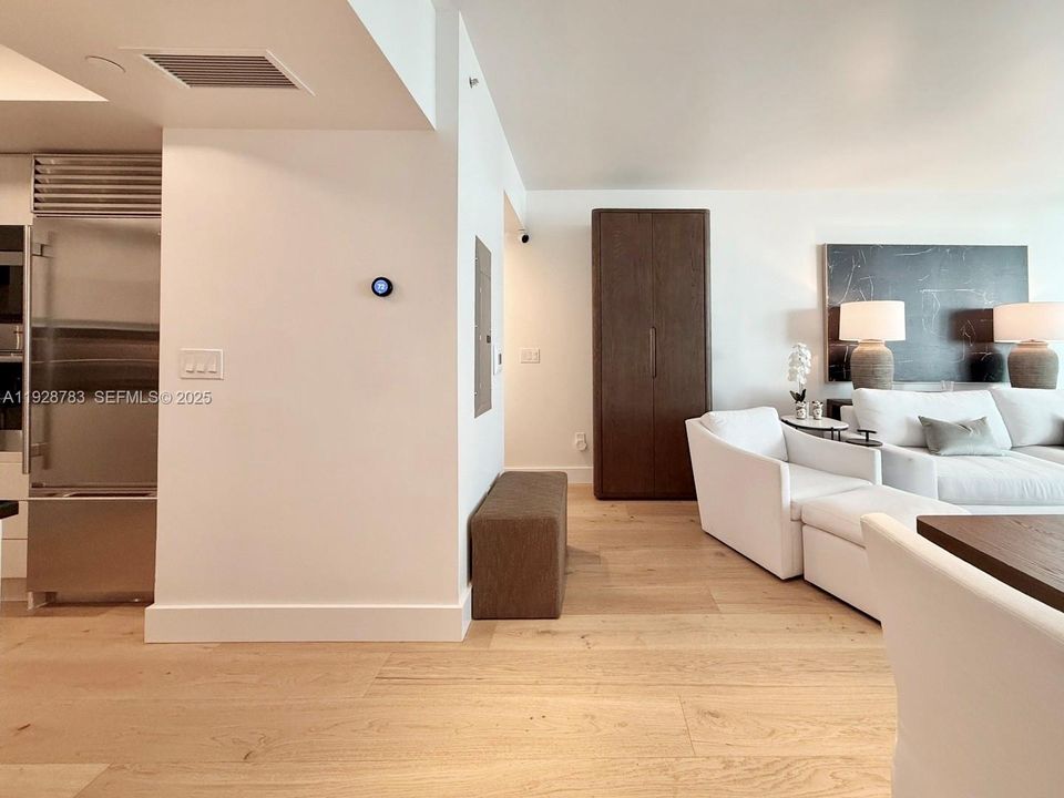 For Sale: $699,000 (1 beds, 1 baths, 895 Square Feet)