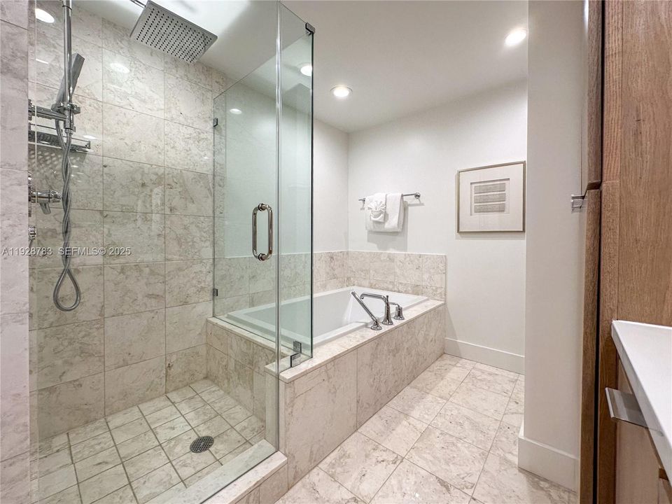 For Sale: $699,000 (1 beds, 1 baths, 895 Square Feet)