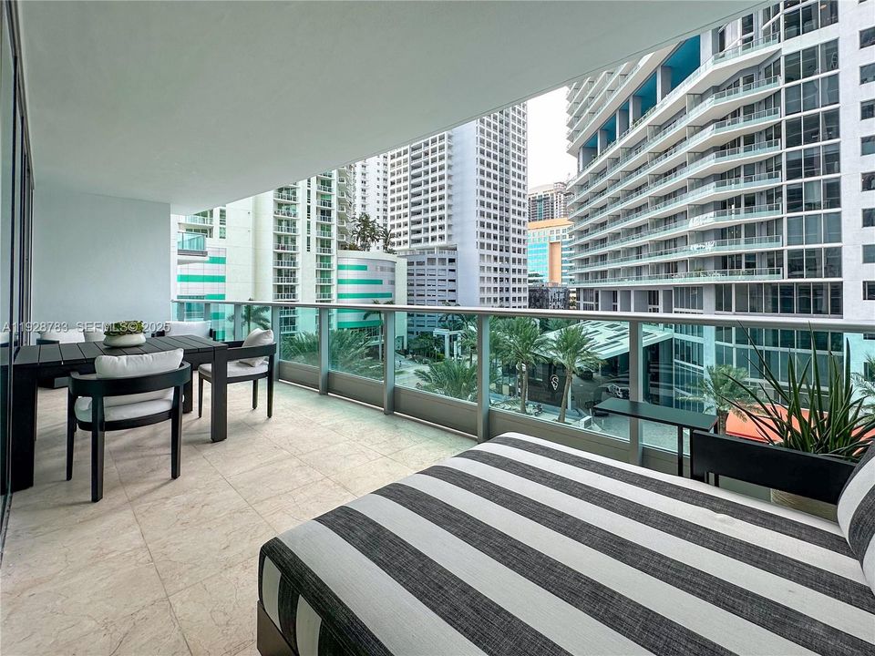 For Sale: $699,000 (1 beds, 1 baths, 895 Square Feet)