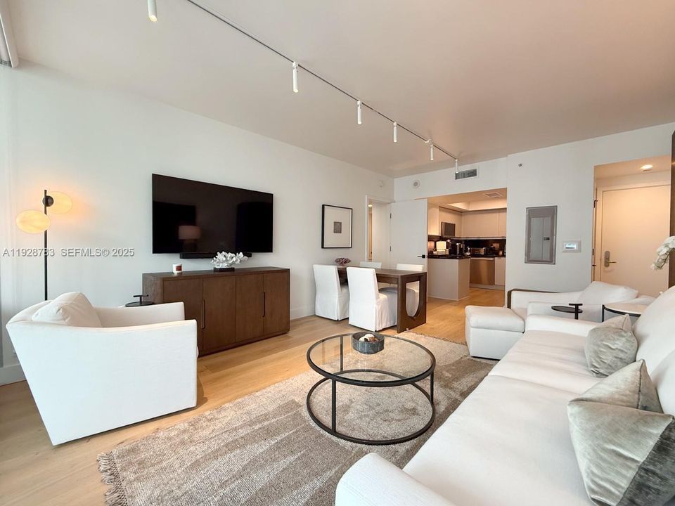 For Sale: $699,000 (1 beds, 1 baths, 895 Square Feet)