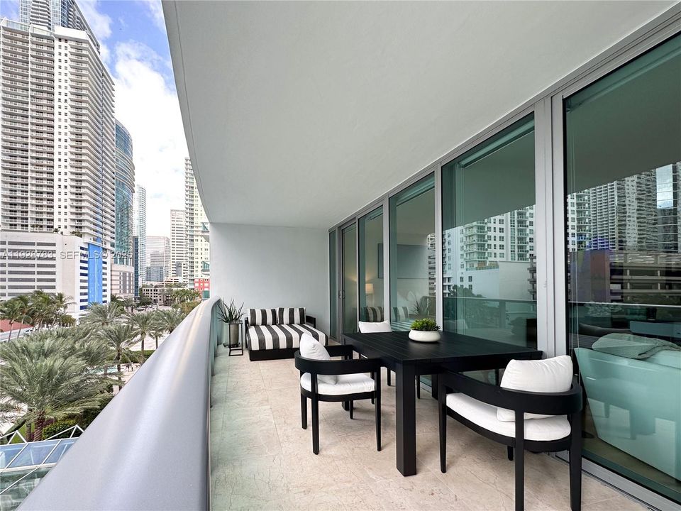 For Sale: $699,000 (1 beds, 1 baths, 895 Square Feet)
