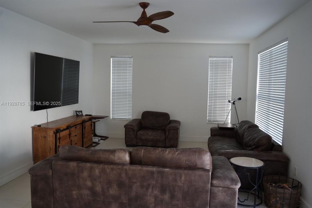 En Venta: $1,100,000 (5 camas, 5 baños, 3344 Pies cuadrados)