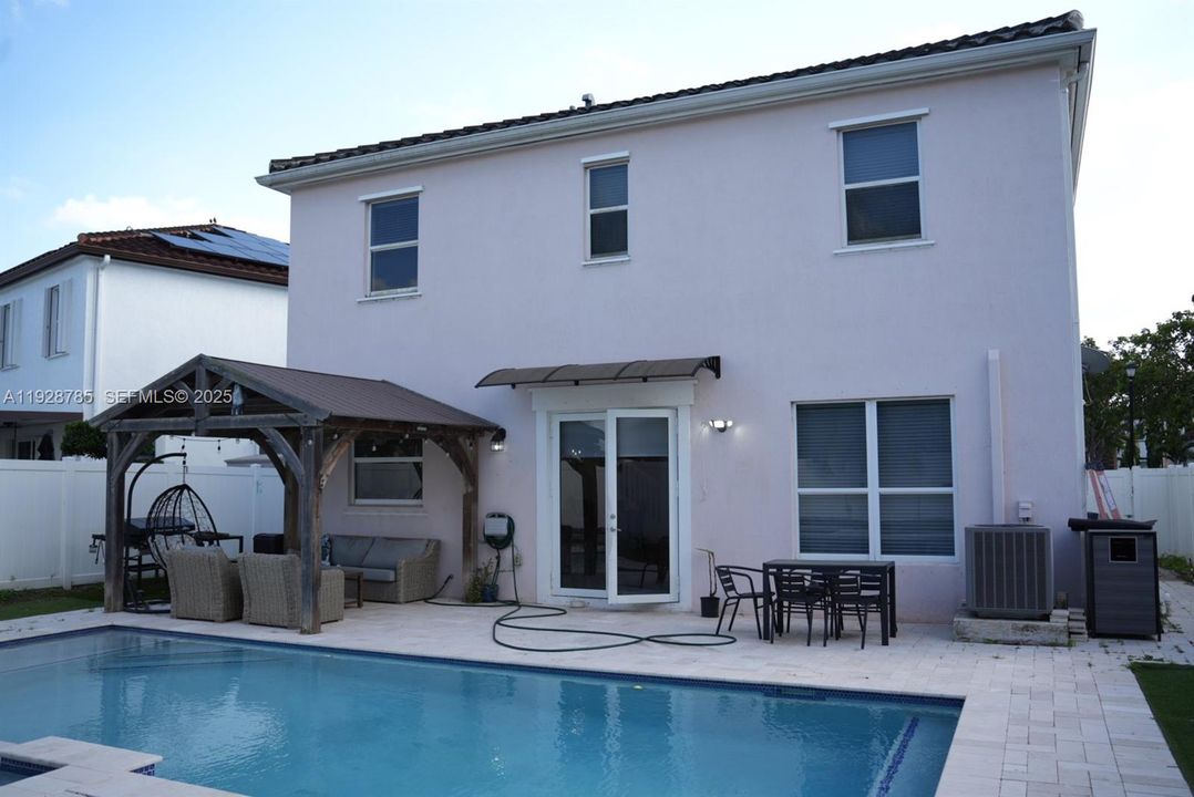 En Venta: $1,100,000 (5 camas, 5 baños, 3344 Pies cuadrados)