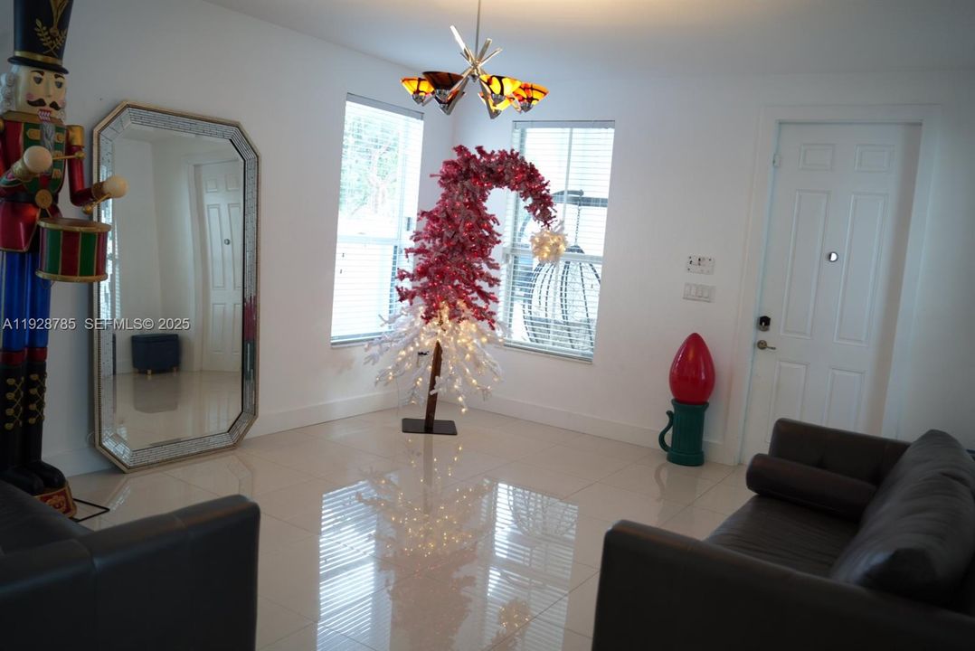 En Venta: $1,100,000 (5 camas, 5 baños, 3344 Pies cuadrados)