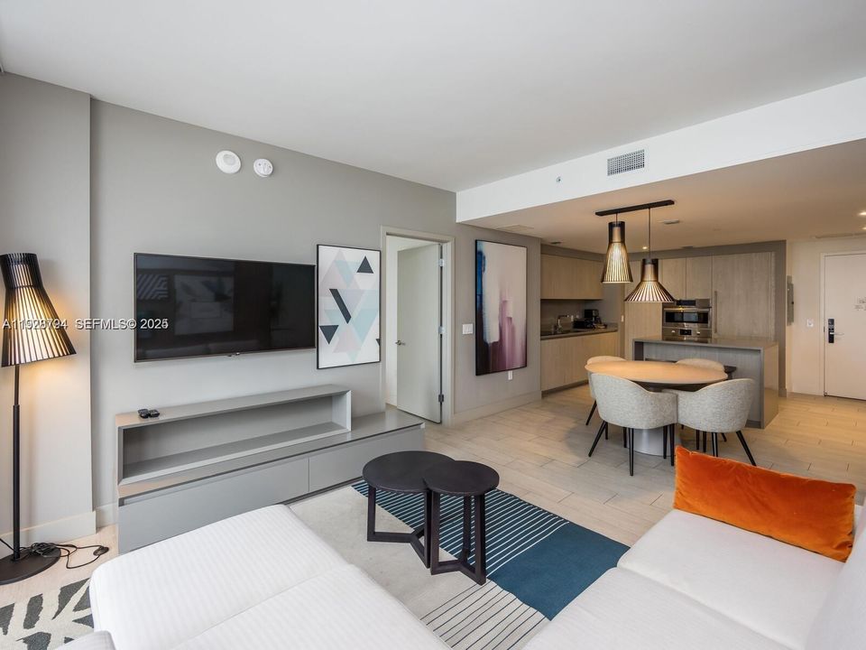 На продажу: $700,000 (2 спален, 2 ванн, 1044 Квадратных фут)