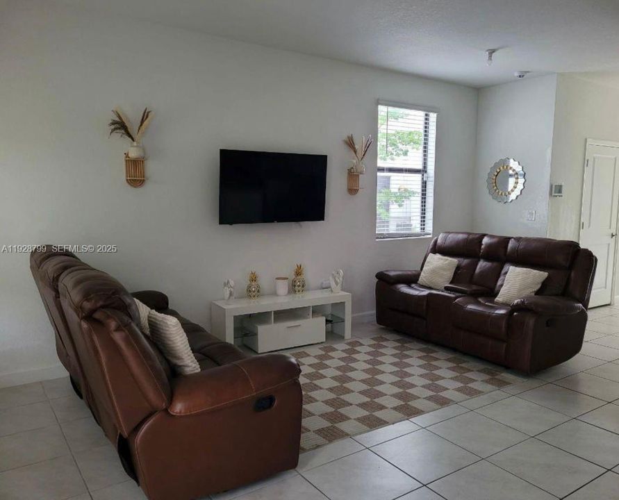 En Venta: $345,000 (3 camas, 2 baños, 1386 Pies cuadrados)