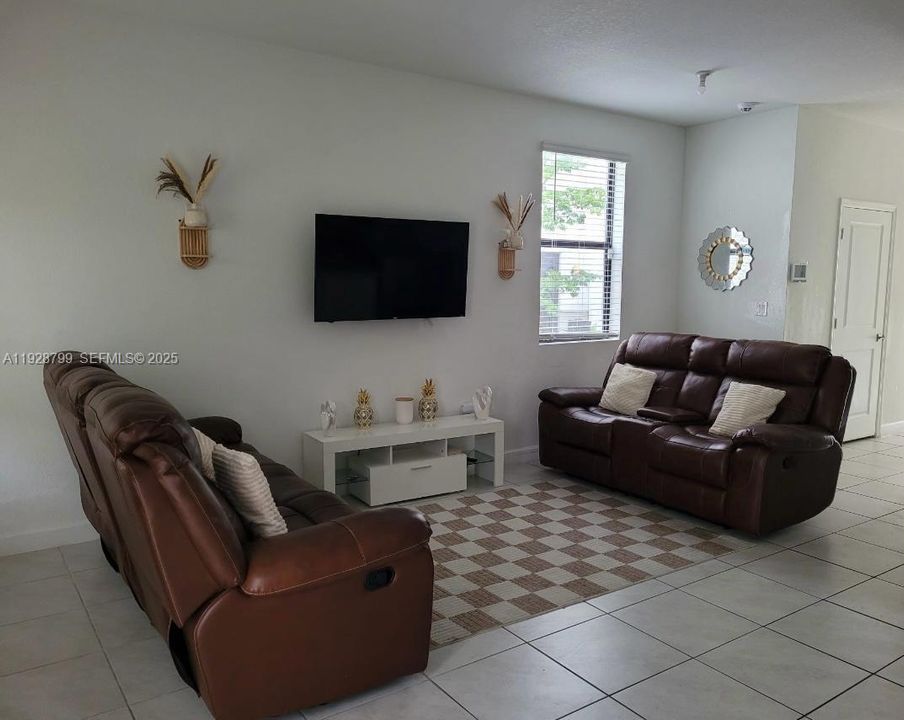 En Venta: $345,000 (3 camas, 2 baños, 1386 Pies cuadrados)