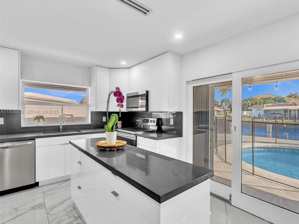 En Venta: $1,250,000 (4 camas, 3 baños, 1780 Pies cuadrados)