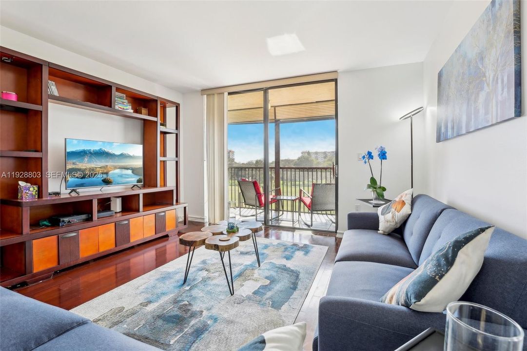 На продажу: $159,000 (2 спален, 2 ванн, 1085 Квадратных фут)